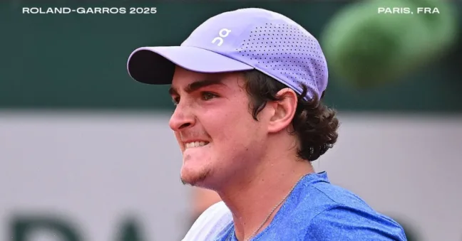 O tenista brasileiro João Fonseca derrotou o francês Pierre-Hugues Herbert, número 147 do mundo, em jogo válido pela segunda rodada do Roland Garros.