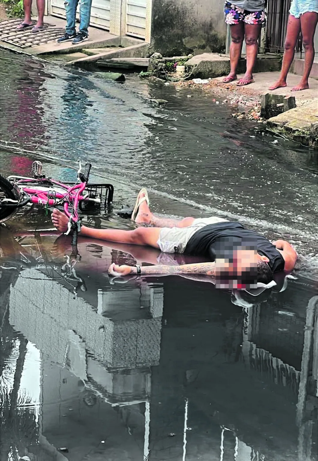 Um jovem identificado apenas como Márcio foi brutalmente assassinado na tarde desta sexta-feira (2) na rua Ezeriel Mônico de Matos, no bairro do Guamá, em Belém.