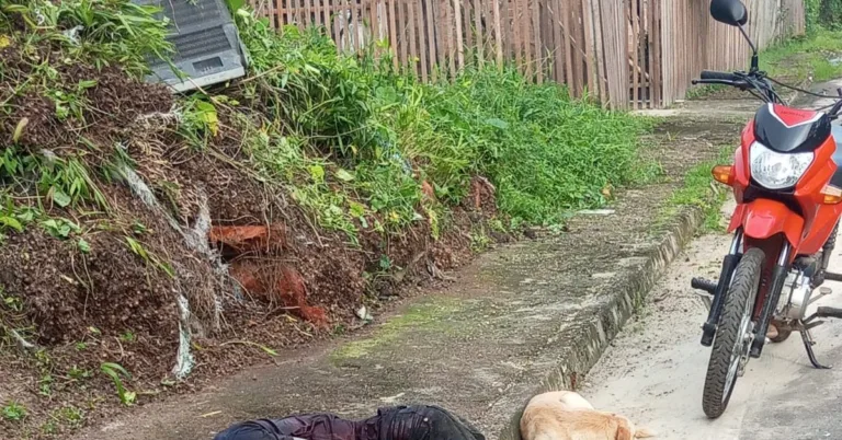 Um homem de 54 anos foi assassinado a facadas na tarde deste sábado (24), no bairro Nova União, em Marituba, Região Metropolitana de Belém.
