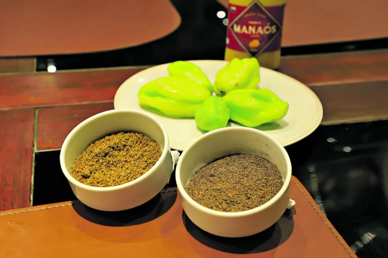 Belem, Pará, Brasil, Cidade. Retranca: DICAS MOLHOS PIMENTA – COMBINAÇÕES - . Gancho: os molhos de pimenta são condimentos com muita popularidade em diversas cozinhas ao redor do mundo. Com sua intensidade picante e sabor marcante, eles não só adicionam um toque de “calor” aos pratos, mas também exploram uma ampla gama de sabores complexos. Local: Engenho do Dedé - Shopping Boulevard - Belém. Data: 18/03/2025. Foto: Mauro Ângelo/ Diário do Pará.