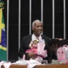 Dep. Pastor Sargento Isidório (AVANTE - BA) com sua boneca reborn. Bruno Spada/Câmara dos Deputados

