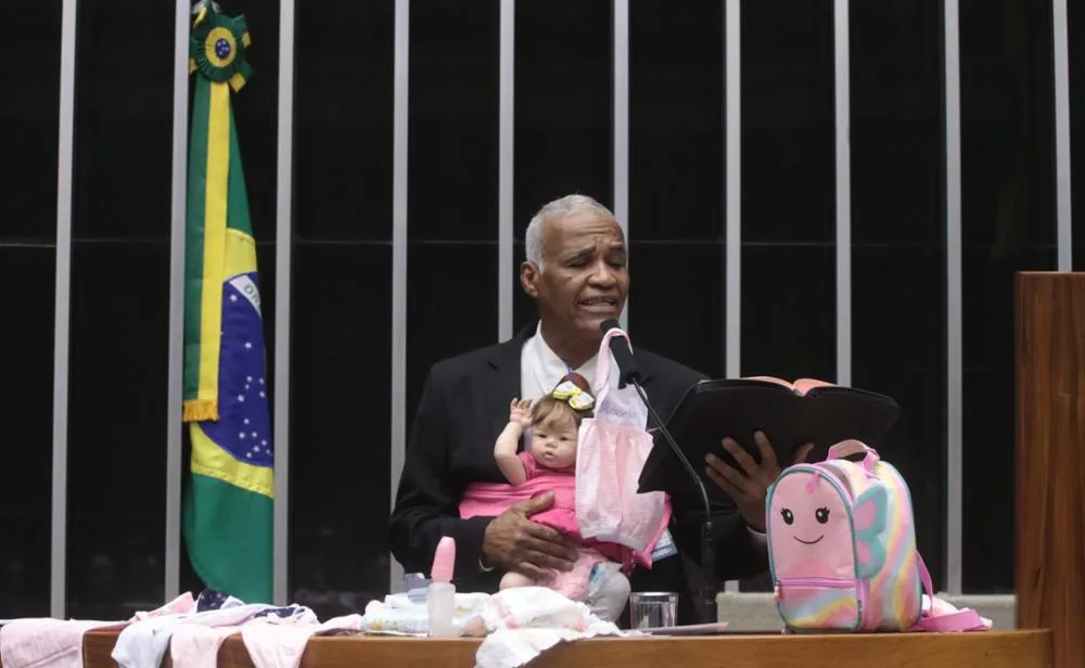 Dep. Pastor Sargento Isidório (AVANTE - BA) com sua boneca reborn. Bruno Spada/Câmara dos Deputados
