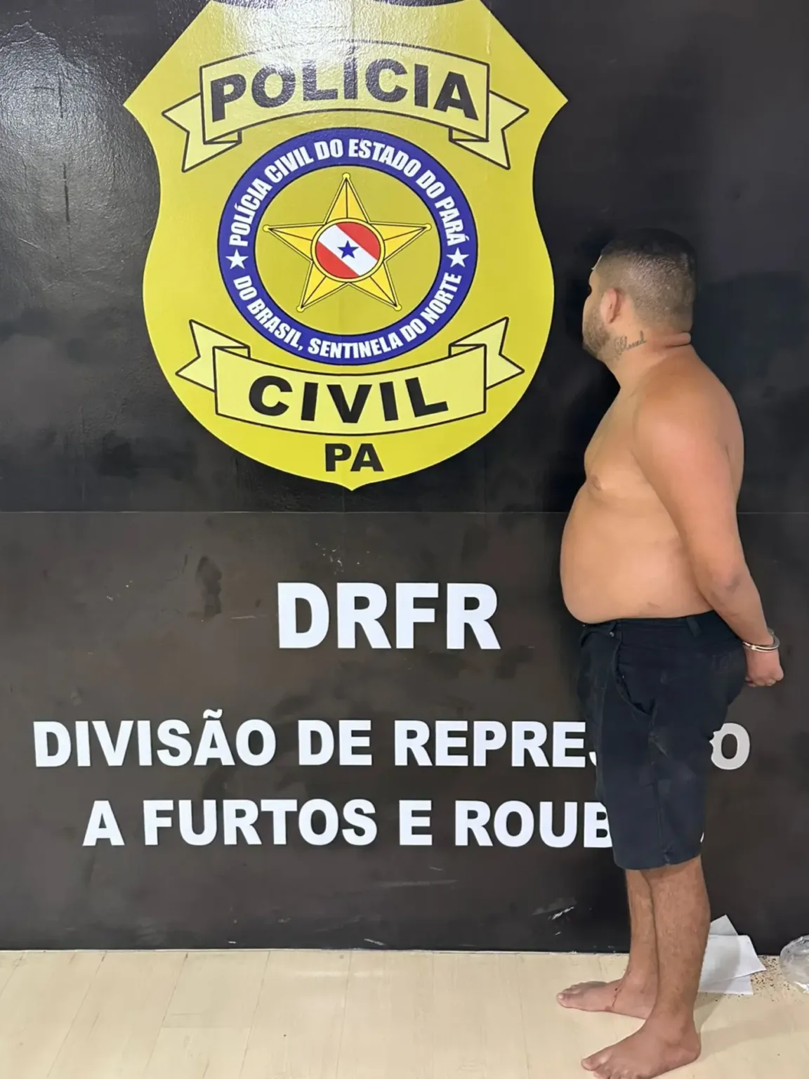 A identificação do suspeito foi possível graças à análise de imagens de câmeras de segurança, que revelaram o modelo e a placa do veículo utilizado no crime.