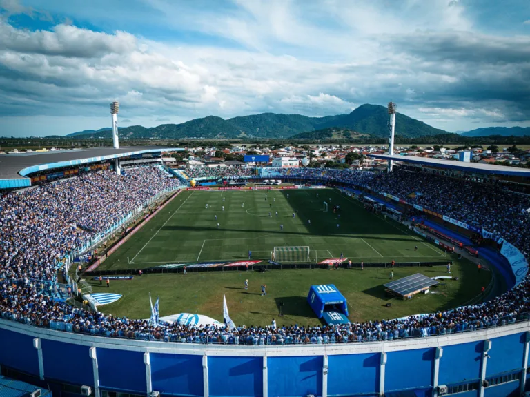 O Estádio da Ressacada, em Florianópolis, recebe um dos confrontos mais tradicionais de Santa Catarina e um grande clássico da Série B