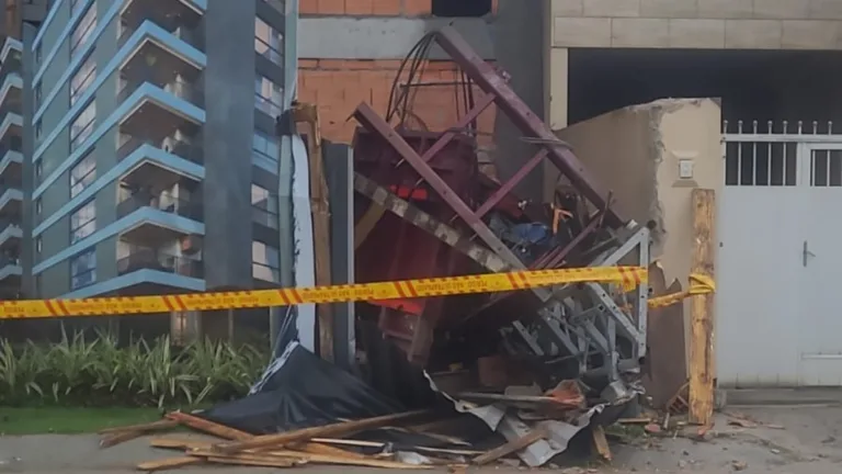Três pessoas morreram e uma ficou ferida após um elevador de carga cair em uma obra na Rodovia Raposo Tavares, no Butantã, zona oeste da cidade de São Paulo.
