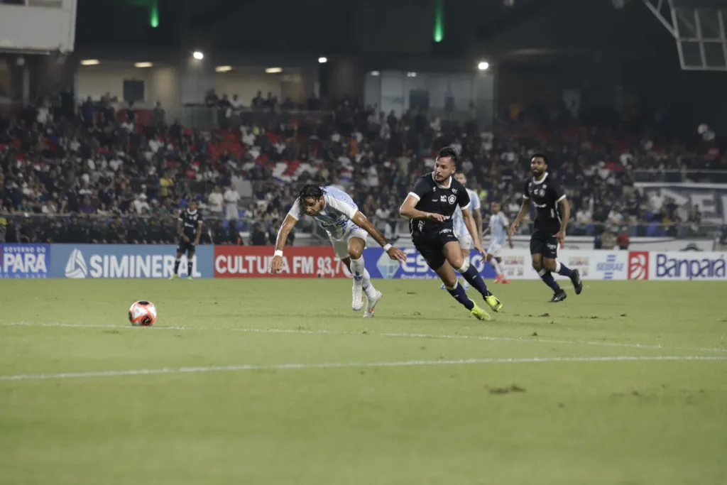 A Federação Paraense de Futebol (FPF) divulgou nesta quinta-feira, 9, o vídeo com o áudio do VAR sobre o lance de pênalti marcado aos 37 minutos do primeiro tempo A Federação Paraense de Futebol (FPF) divulgou nesta quinta-feira, 9, o vídeo com o áudio do VAR sobre o lance de pênalti marcado aos 37 minutos do primeiro tempo