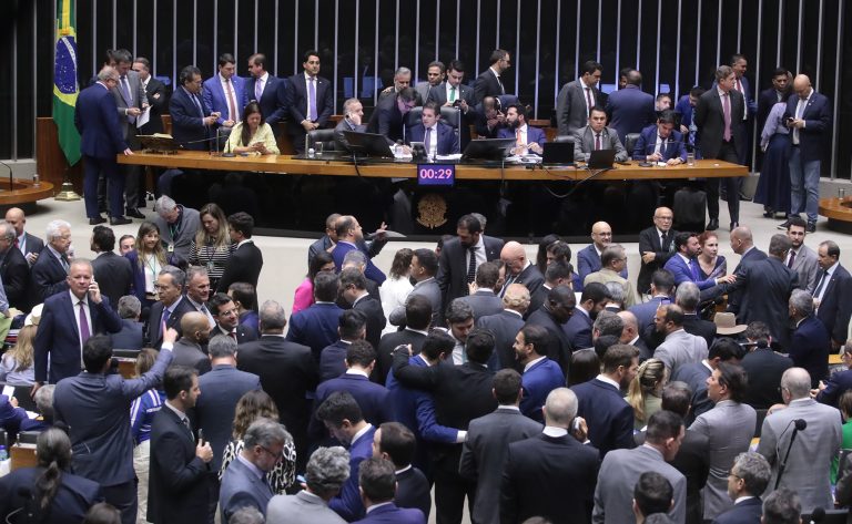 O plenário da Câmara dos Deputados aprovou nesta quarta-feira (25) a criação do empréstimo consignado para trabalhadores formais.