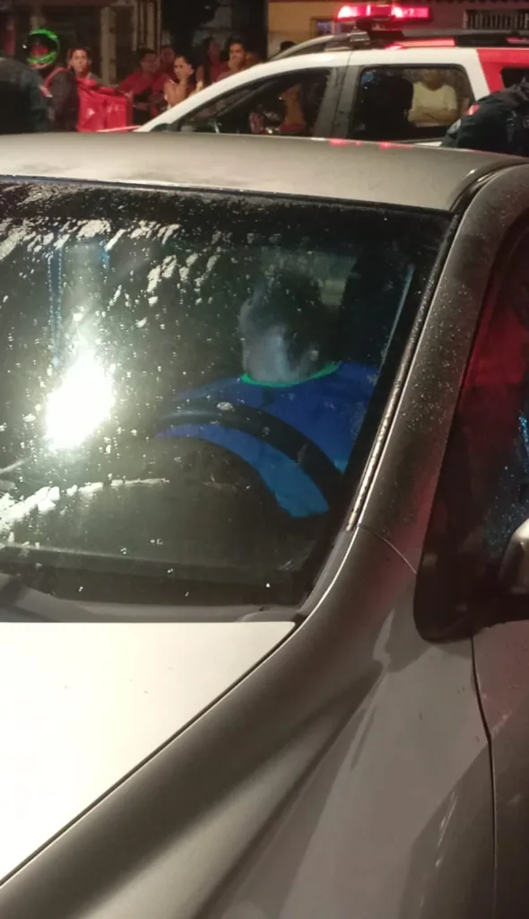 As vítimas foram identificadas como o professor Alberto Wilson dos Santos Quintela, que estava dentro do veículo, e o policial militar Rodrigo Alves Ferreira, encontrado ao lado do carro.