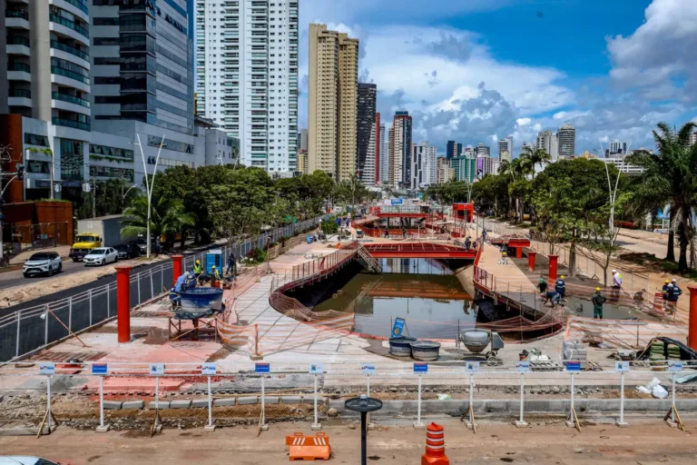 Quem passa pela Avenida Visconde de Souza Franco já pode observar melhor o avanço das obras da Nova Doca.