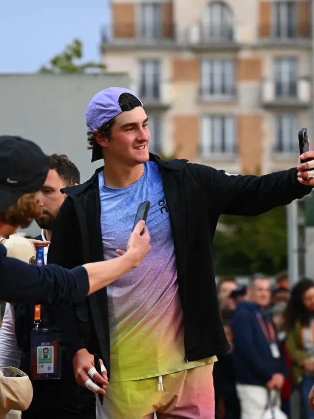 João Fonseca, número 65 no ranking da ATP, atropelou o polonês Hubert Hurkacz (31 do mundo) em sua primeira partida como profissional em Roland Garros