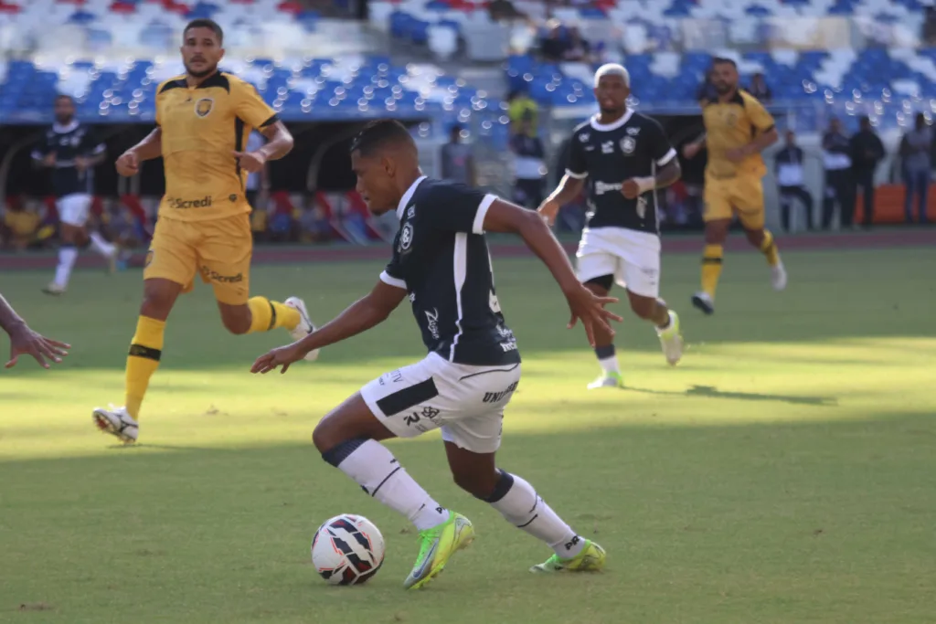 Uma cabeçada certeira de Pavani, aos 19 minutos de jogo, deu ao Remo a vitória sobre o Amazonas e a liderança provisória da Série B.