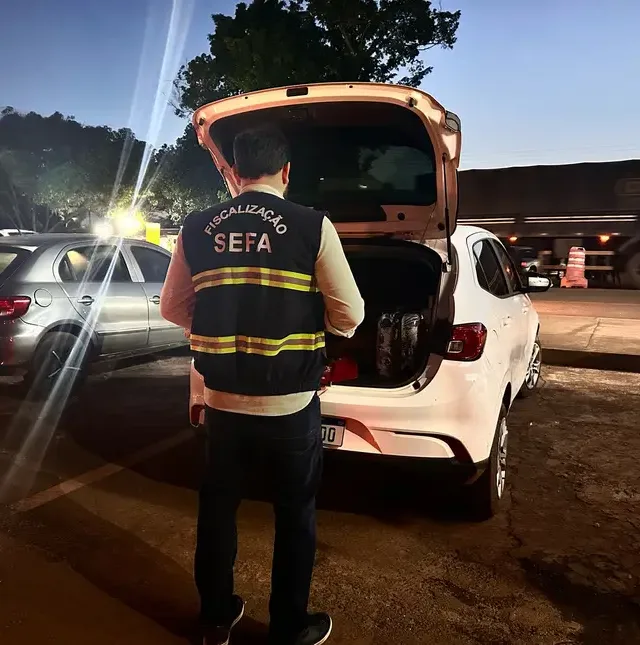 Fiscal da Sefa verifica as semijoias transportadas em veículo de passeio, durante abordagem da Polícia Militar do Pará
