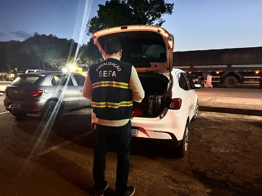 Fiscal da Sefa verifica as semijoias transportadas em veículo de passeio, durante abordagem da Polícia Militar do Pará
