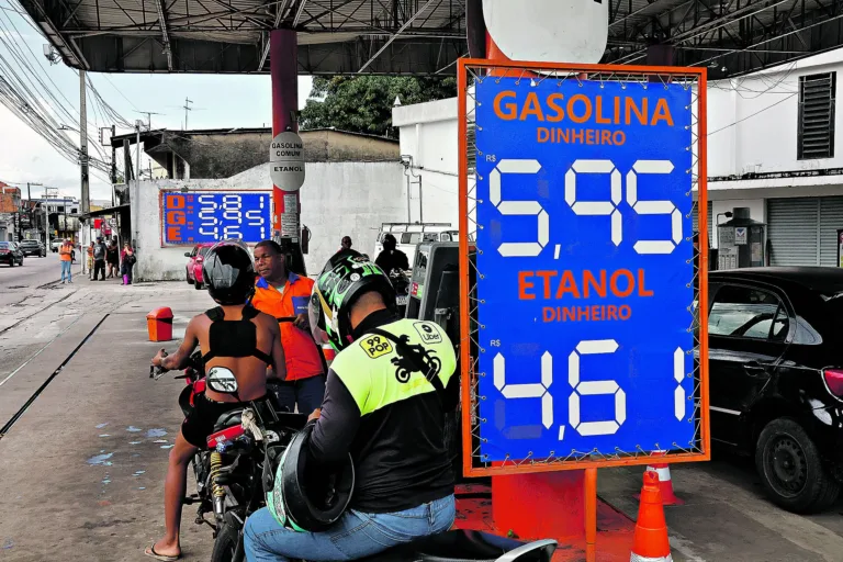 Condutores ouvidos afirmam que a gasolina é bem mais cara que o etanol, mas preferem a primeira opção na hora de abastecer