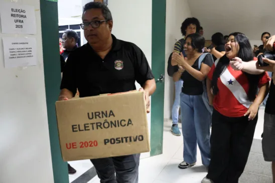 Oficiais de Justiça cumpriram ordem judicial que determinava a suspensão da consulta pública para a escolha da nova reitoria da Ufra.