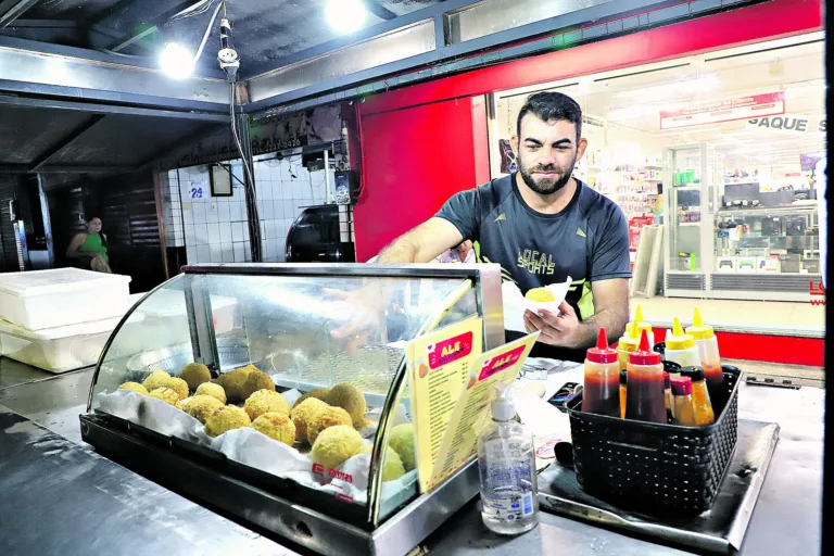 Como compra em grande quantidade, Hilton Marcelo, dono de duas vendas de coxinhas, ainda consegue um desconto na compra do gás de cozinha FOTOs: WAGNER ALMEIDA