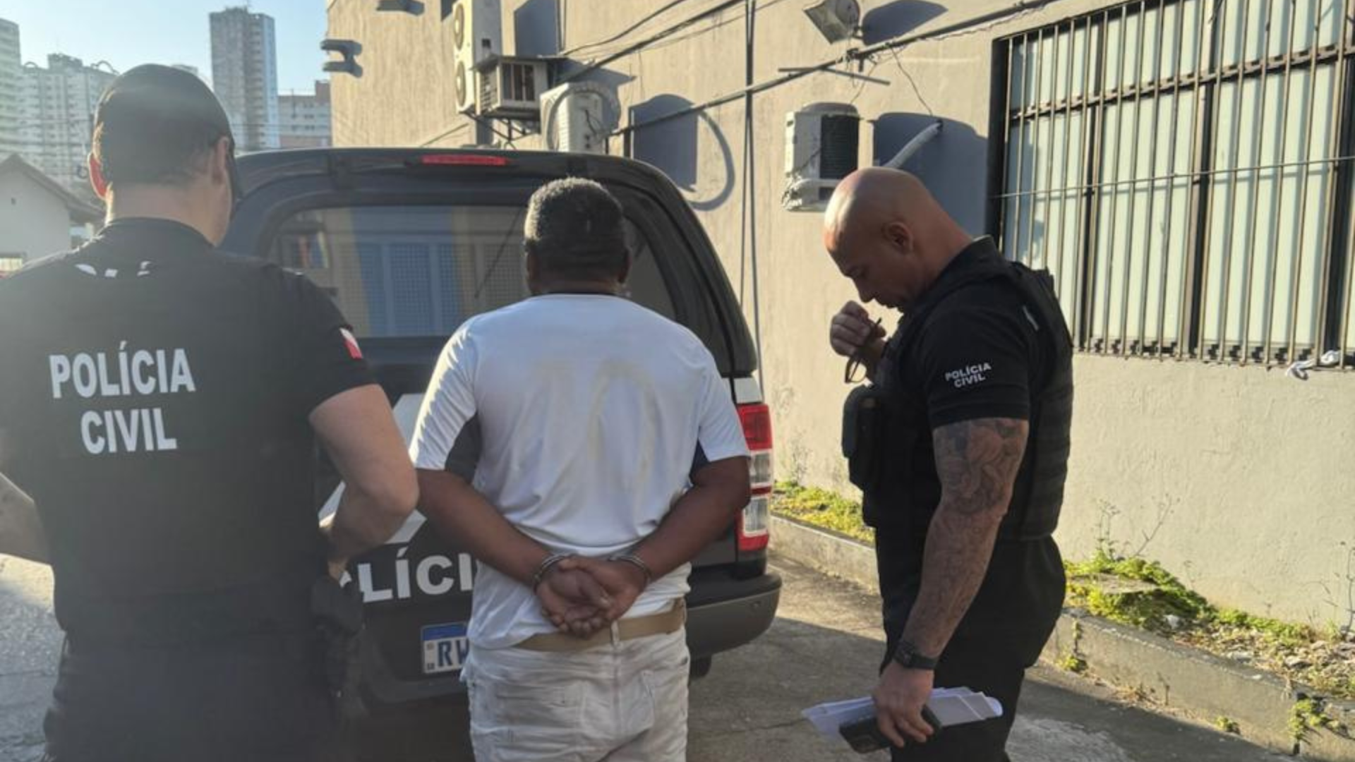As investigações tiveram início após o suspeito vender fraudulentamente um imóvel pertencente à mãe, utilizando um recibo de compra e venda falso como se fosse o legítimo proprietário.