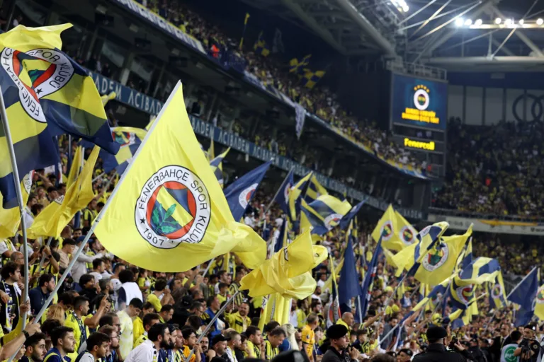 Fenerbahçe e Besiktas se enfrentam neste domingo, 4 de maio, às 13h (horário de Brasília), em duelo válido pela 34ª rodada da Superlig.