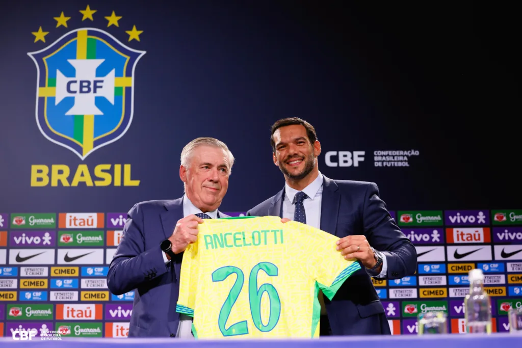 Carlo Ancelotti ao lado do presidente da CBF, Samir Xaud Créditos: Rafael Ribeiro/CBF Carlo Ancelotti ao lado do presidente da CBF, Samir Xaud Créditos: Rafael Ribeiro/CBF