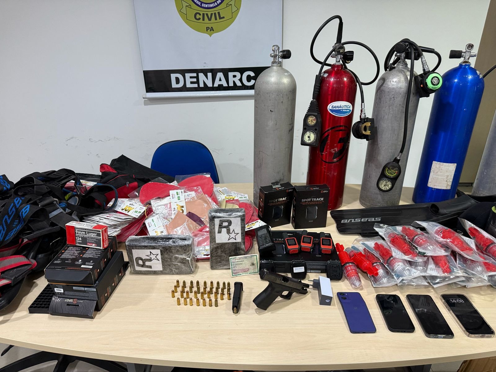 A Polícia Civil, por meio da DENARC, deflagrou uma operação que resultou na apreensão de aproximadamente dois quilos de cocaína.