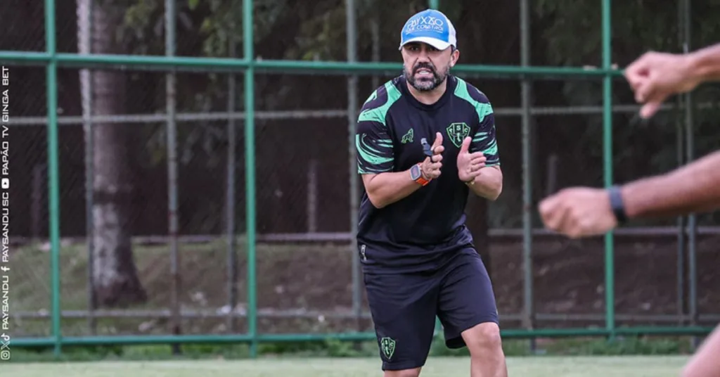 O técnico Luizinho Lopes, pressionado no cargo, reconheceu as falhas da equipe O técnico Luizinho Lopes, pressionado no cargo, reconheceu as falhas da equipe
