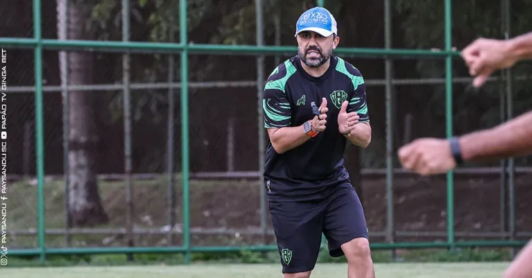 O técnico Luizinho Lopes, pressionado no cargo, reconheceu as falhas da equipe
