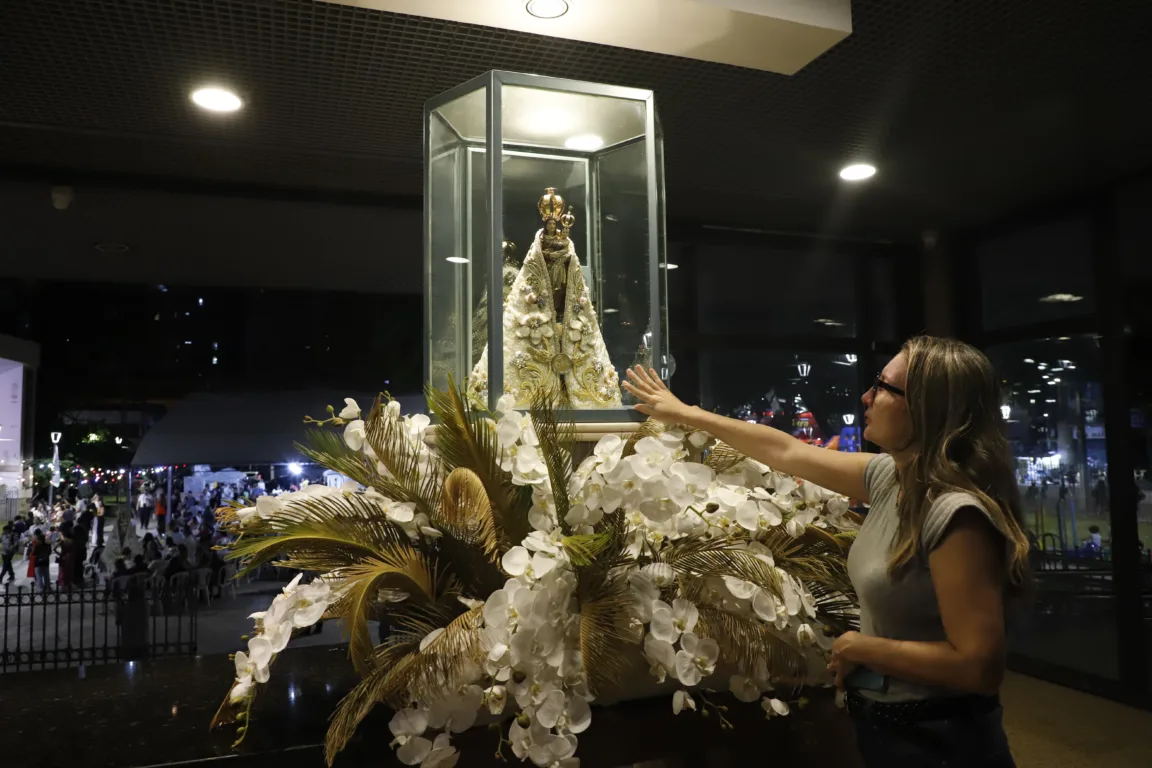 Presença da imagem peregrina de Nossa Senhora no andor da Praça Santuário emocionou os devotos Foto: Mauro Ângelo 