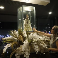 Presença da imagem peregrina de Nossa Senhora no andor da Praça Santuário emocionou os devotos Foto: Mauro Ângelo 