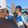 Um vídeo do protesto viralizou nas redes sociais, mostrando torcedores exigindo respostas e pressionando um diretor do clube por resultados imediatos.