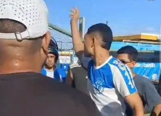 Um vídeo do protesto viralizou nas redes sociais, mostrando torcedores exigindo respostas e pressionando um diretor do clube por resultados imediatos.