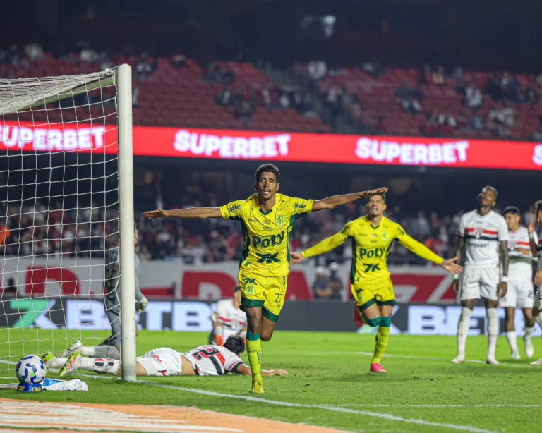 O Mirassol fez um bom jogo e venceu o São Paulo por 2 a 0, na noite deste sábado (24), no Morumbis, em jogo válido pela 10ª rodada do Brasileirão
