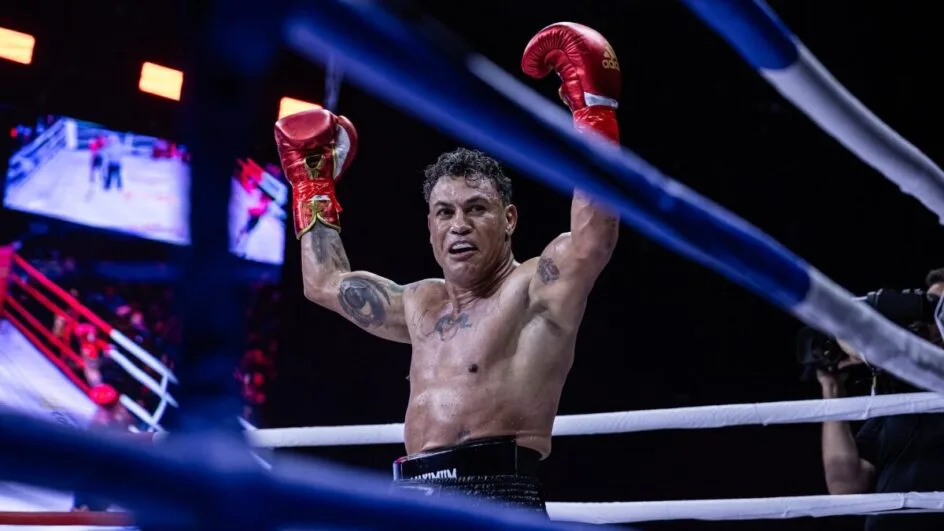 Apesar da larga vantagem técnica e da experiência no ringue, o veterano de 49 anos teve que lidar com a persistência de Nagle,