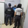 Mesmo bastante machucada, a vítima conseguiu narrar sobre os fatos informando que na madrugada, após uma discussão com Joelson Nascimento foi agredida várias vezes por ele