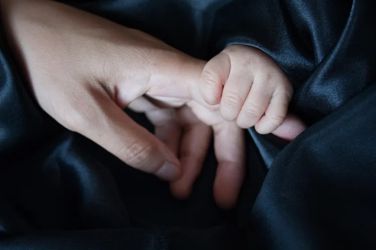 O Auxílio Mãe Solteira, tema central do Projeto de Lei nº 2099/2020, surge como uma esperança para mais de 11 milhões de mães solo no Brasil.