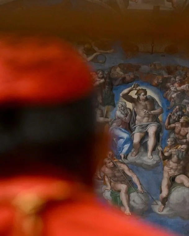 Minutos depois de pronunciadas as palavras "Habemus Papam", o cardeal americano Robert Francis Prevost, o novo papa Leão 14, já começa a trabalhar