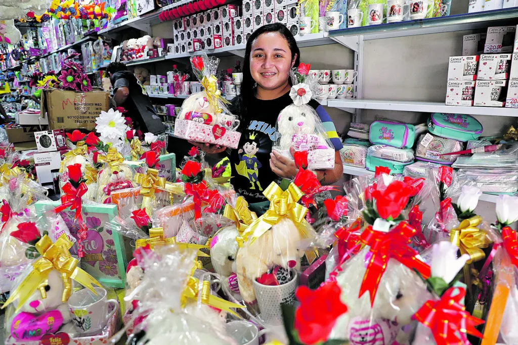 Além dos clientes que buscam presentes, há os que procuram produtos para montar cestas para a data