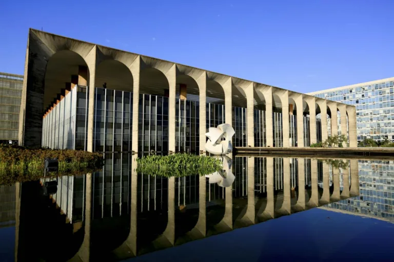 ￼￼￼￼￼Com edital publicado nesta quinta-feira (15), o novo concurso do Instituto Rio Branco oferece 50 vagas para diplomata. Em início de carreira, o salário é de R$ 22.558,56.