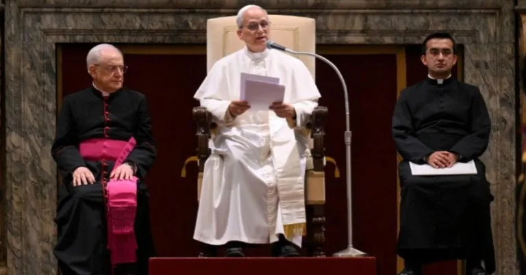 Durante encontro oficial no Vaticano nesta semana, o embaixador do Brasil junto à Santa Sé, Everton Vieira Vargas, convidou oficialmente o novo papa Leão XIV para visitar o Brasil. Foto: Vatican News