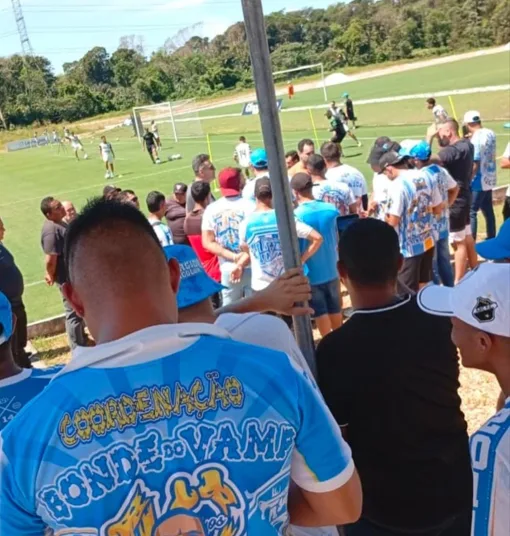 Irritados com a dramática situação do Paysandu na Série B, 30 torcedores de uma organizada do Papão fizeram uma visita surpresa ao CT.