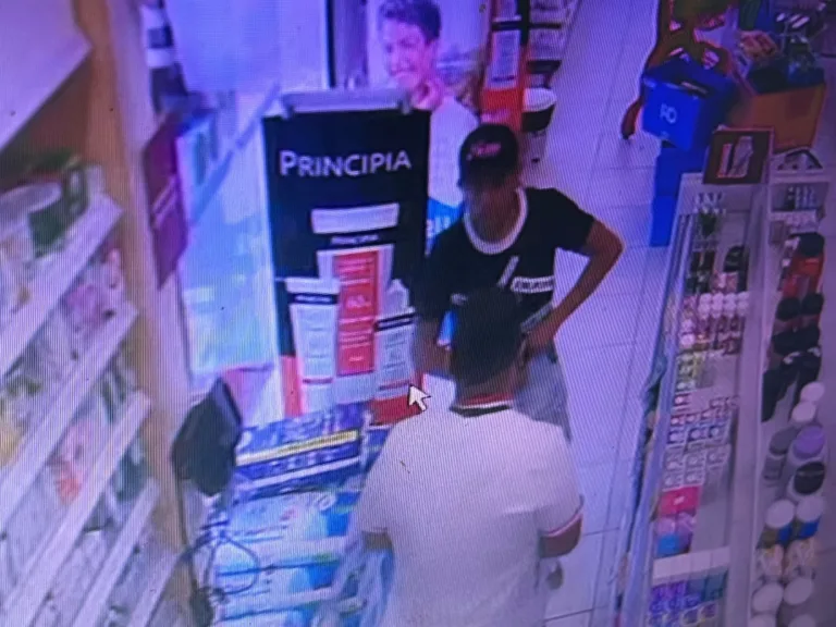 Imagens de câmeras de segurança mostram a ação dos criminosos, sendo um deles, vestido como mototaxista, quem entrou na farmácia e anunciou o assalto