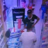 Imagens de câmeras de segurança mostram a ação dos criminosos, sendo um deles, vestido como mototaxista, quem entrou na farmácia e anunciou o assalto