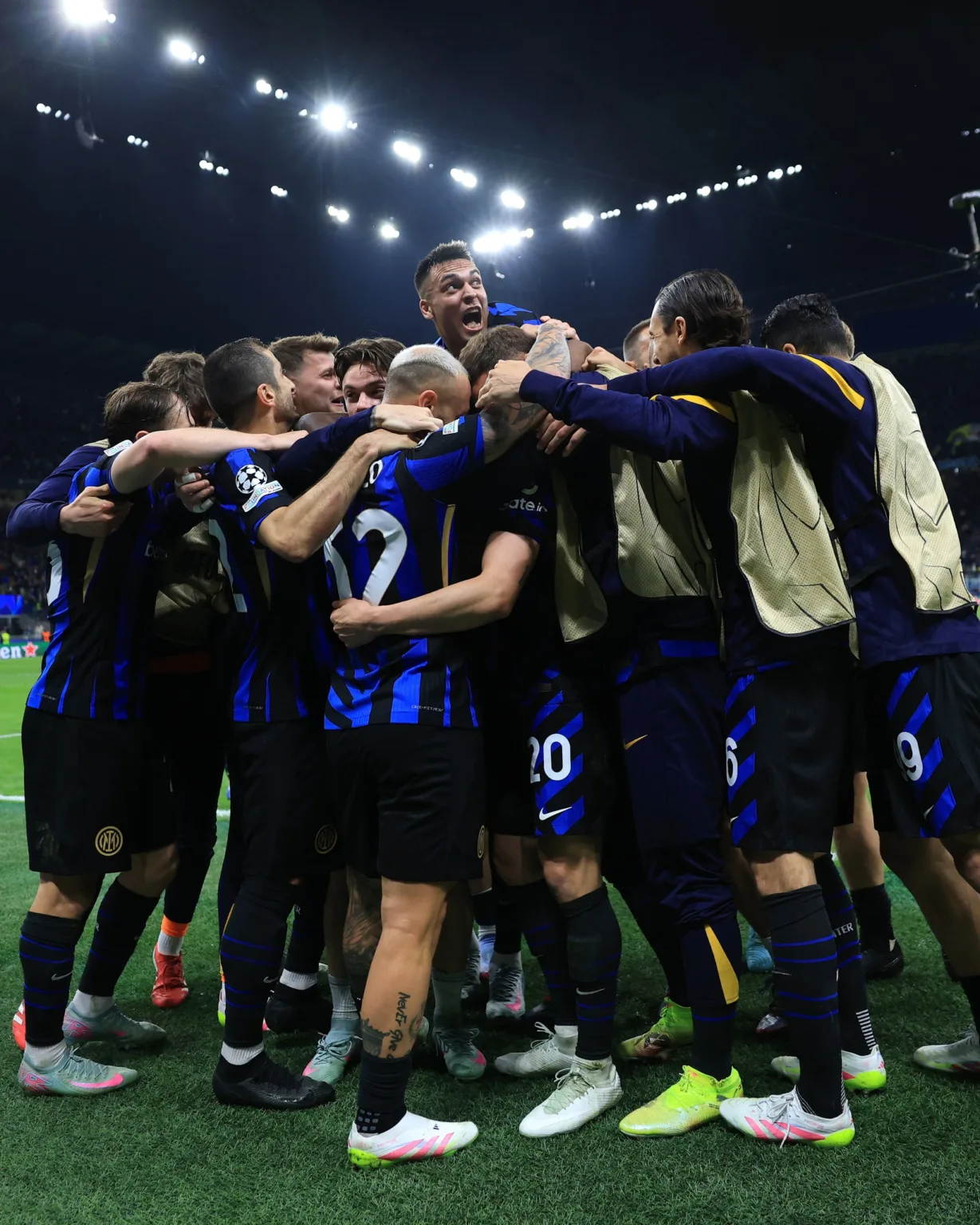 As equipes fazem um jogão. (Photo by Carl Recine/Getty Images)