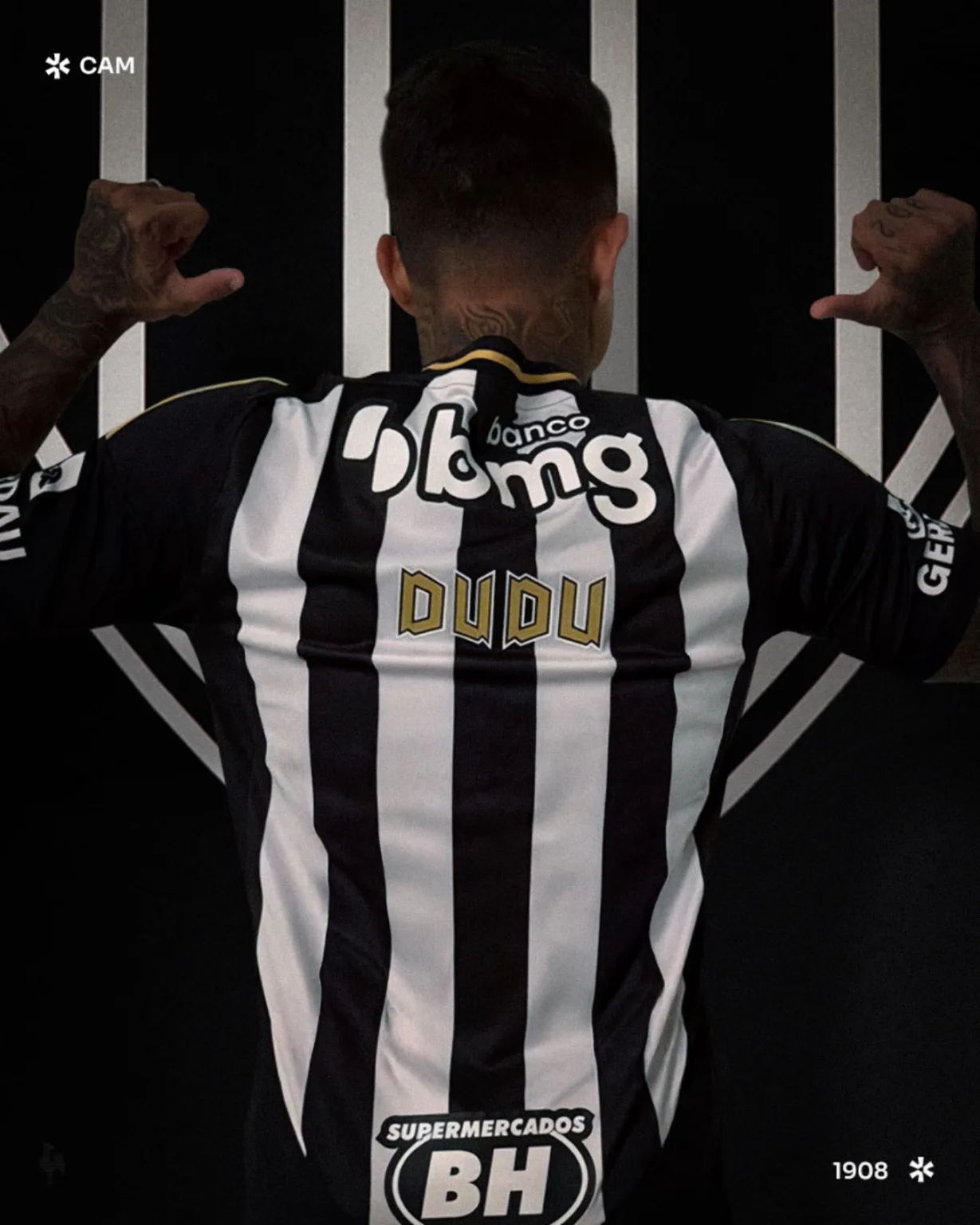 O Atlético oficializou nesta terça-feira (6) a contratação do atacante Dudu, ex-Cruzeiro. O jogador de 33 anos assinou contrato com o Galo O Atlético oficializou nesta terça-feira (6) a contratação do atacante Dudu, ex-Cruzeiro. O jogador de 33 anos assinou contrato com o Galo