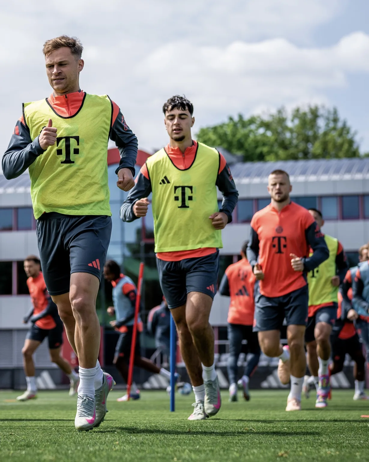 Já campeão com duas rodadas de antecedência, o Bayern chega para o confronto em clima de celebração. Já campeão com duas rodadas de antecedência, o Bayern chega para o confronto em clima de celebração.