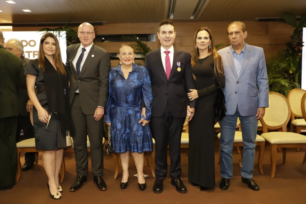 os pais do homenageado — o senador Jader Barbalho e a deputada federal Elcione Barbalho — estiveram presentes, junto com os três filhos e a esposa, Laice Lazera.