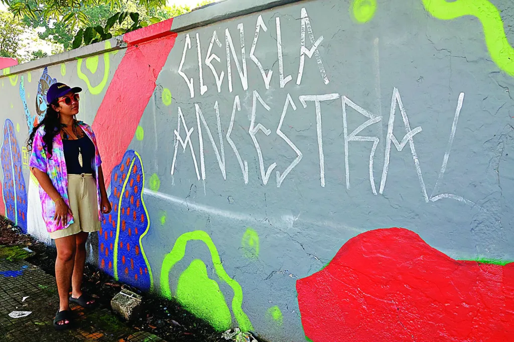 Daniele Souza, curadora. Artistas do grafite do movimento de arte e ativismo nacional “Megafone Artivismo” já estão em Belém para realizar a criação de um mural em grafite referente à COP 30 e mudanças climáticas, e o local escolhido foi o Muro do portão principal da Universidade Federal do Pará (UFPA) e tem apoio institucional do Movimento Ciência e Vozes da Amazônia/UFPA.
Foto: Irene Almeida/Diário do Pará. Daniele Souza, curadora. Artistas do grafite do movimento de arte e ativismo nacional “Megafone Artivismo” já estão em Belém para realizar a criação de um mural em grafite referente à COP 30 e mudanças climáticas, e o local escolhido foi o Muro do portão principal da Universidade Federal do Pará (UFPA) e tem apoio institucional do Movimento Ciência e Vozes da Amazônia/UFPA.
Foto: Irene Almeida/Diário do Pará.