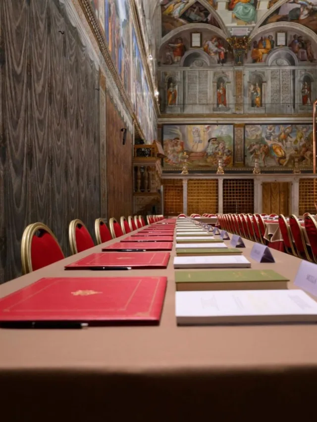 O Vaticano divulgou nesta terça-feira (6) os horários aproximados das fumaças que sinalizarão os resultados das votações no conclave