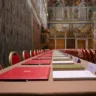 O Vaticano divulgou nesta terça-feira (6) os horários aproximados das fumaças que sinalizarão os resultados das votações no conclave
