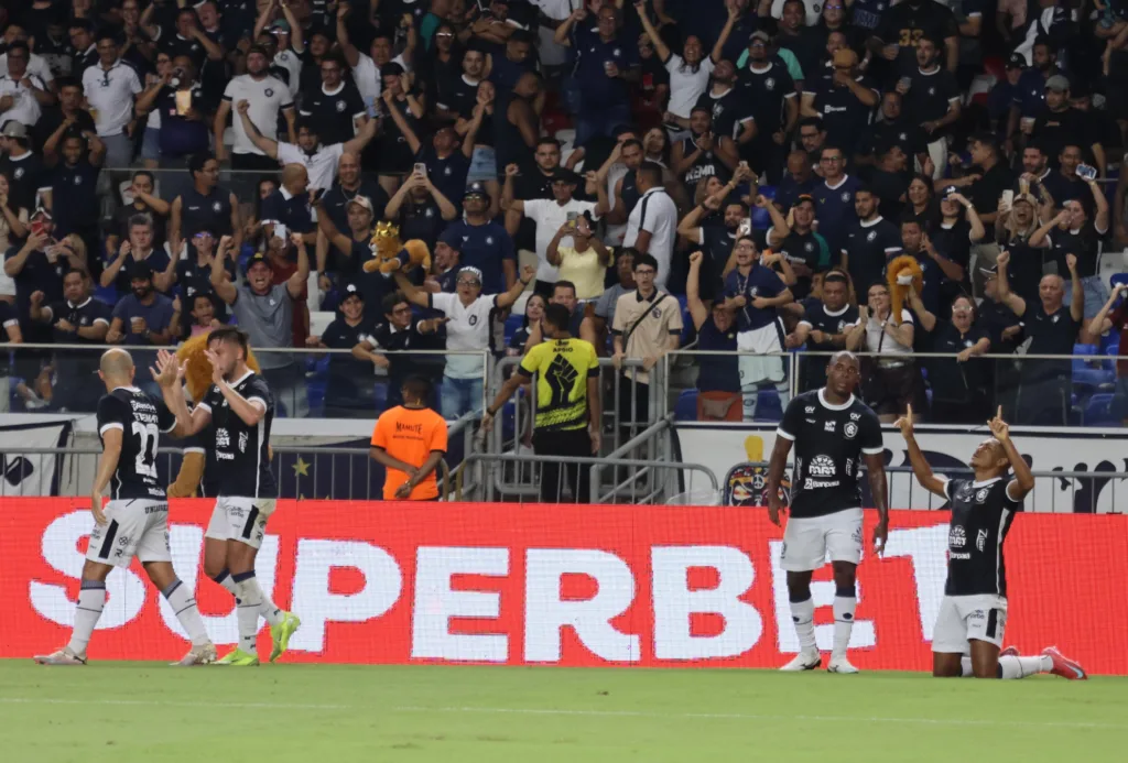 Jogando com o apoio da torcida no Mangueirão, o Clube do Remo viu sua campanha perfeita em casa chegar ao fim na noite deste sábado (24),