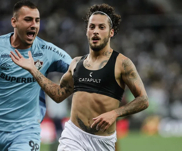 Guga marcou um golaço. FOTO: LUCAS MERÇON / FLUMINENSE F.C.
